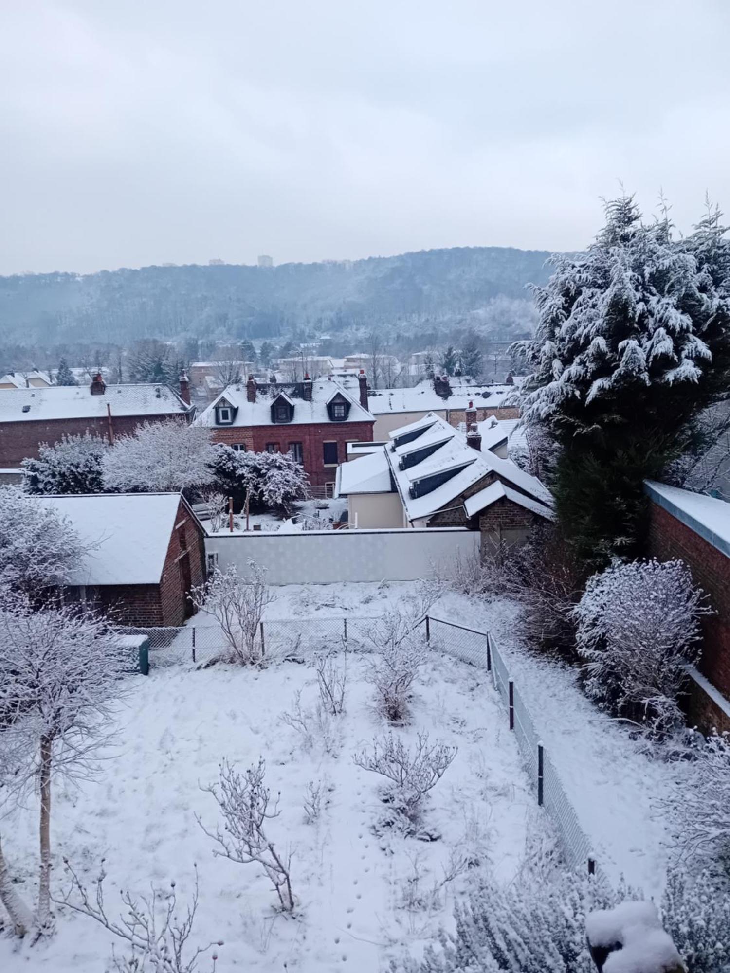 Le Nid Normand Avec Terrasse - Stationnement Facile Et Gratuit - 5 Min Seine Apartment Deville-les-Rouen Exterior photo
